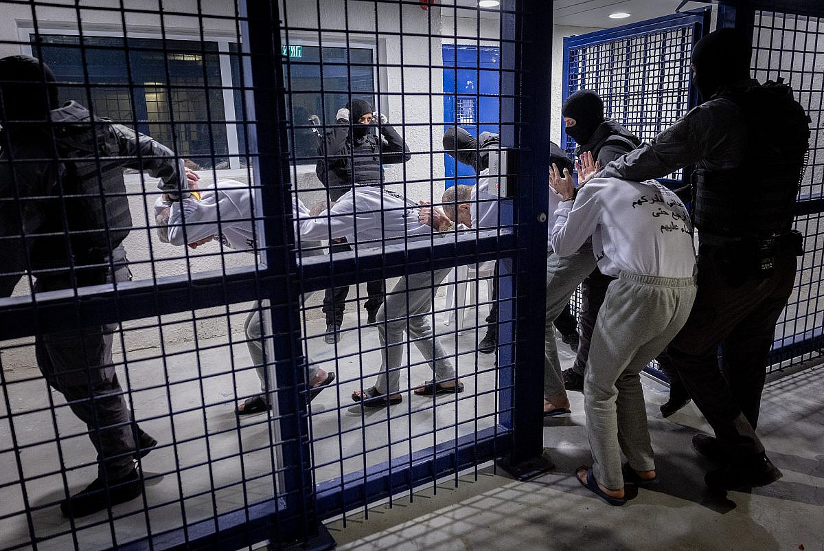 Mantan Tawanan Palestina Mengungkap Pelecehan Seksual di Dalam Penjara Israel