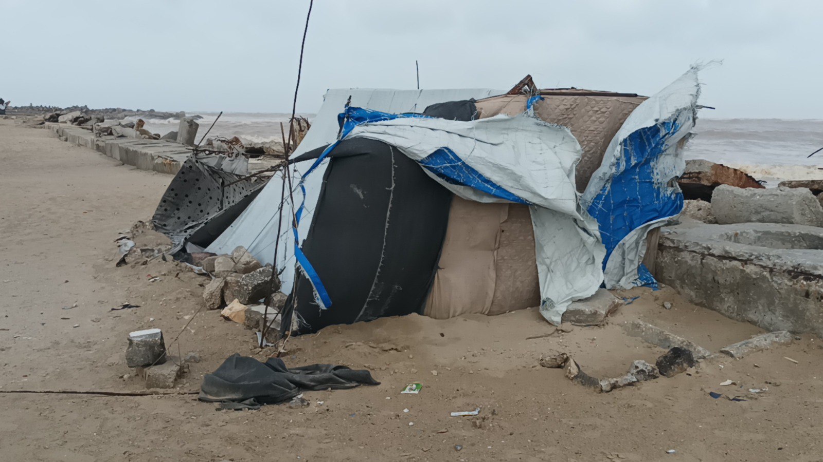 Angin Kencang dan Hujan Lebat Robohkan Ribuan Tenda Pengungsi di Jalur Gaza