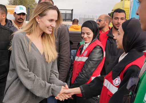 Angelina Jolie Kunjungi Perbatasan Rafah, Jenguk Pengungsi dan Pasien Gaza